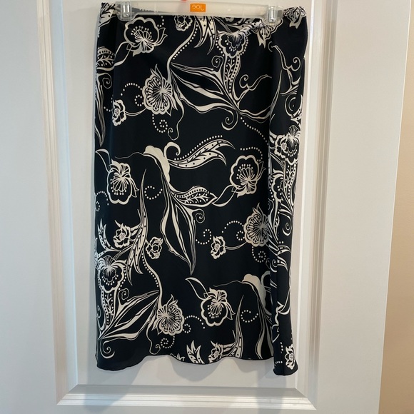 Suzy shier skirt - Picture 2 of 5